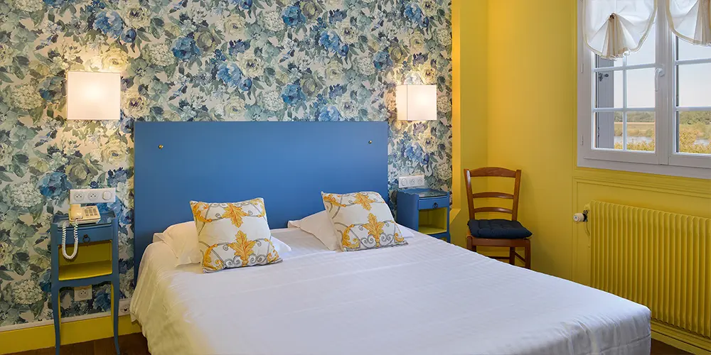 Chambre supérieure avec grand lit
